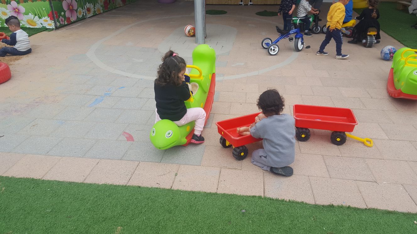 ילדים משחקים בחצר