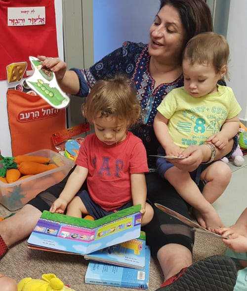 מתנדבת מקריאה לילדים סיפור