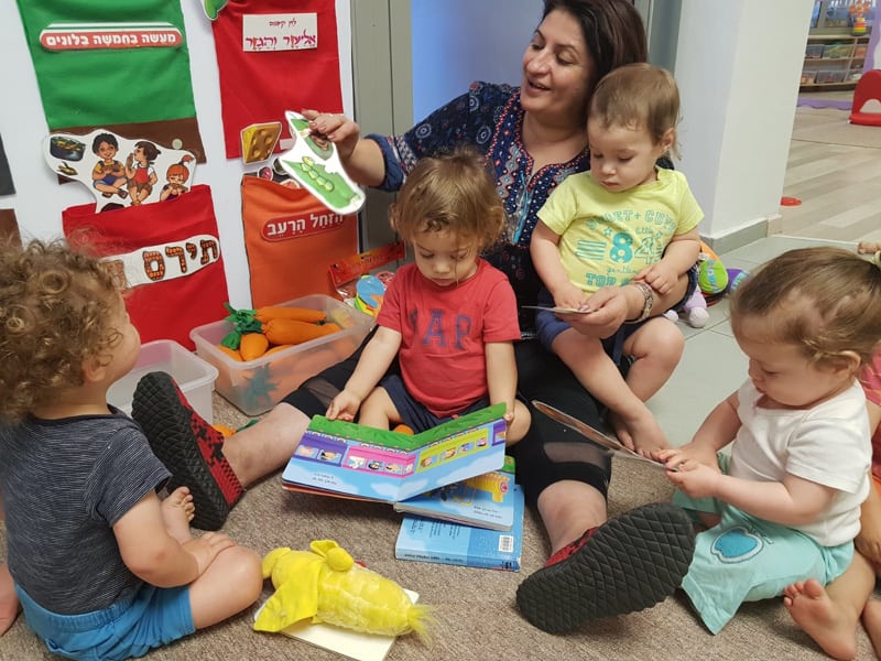 מטפלת מקריאה לפעוטות ספר