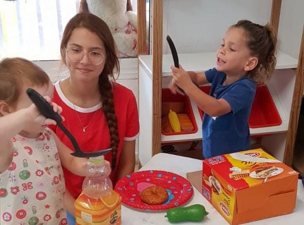 המתנדבת שירה פשפיורקה במעון אשדוד ד'