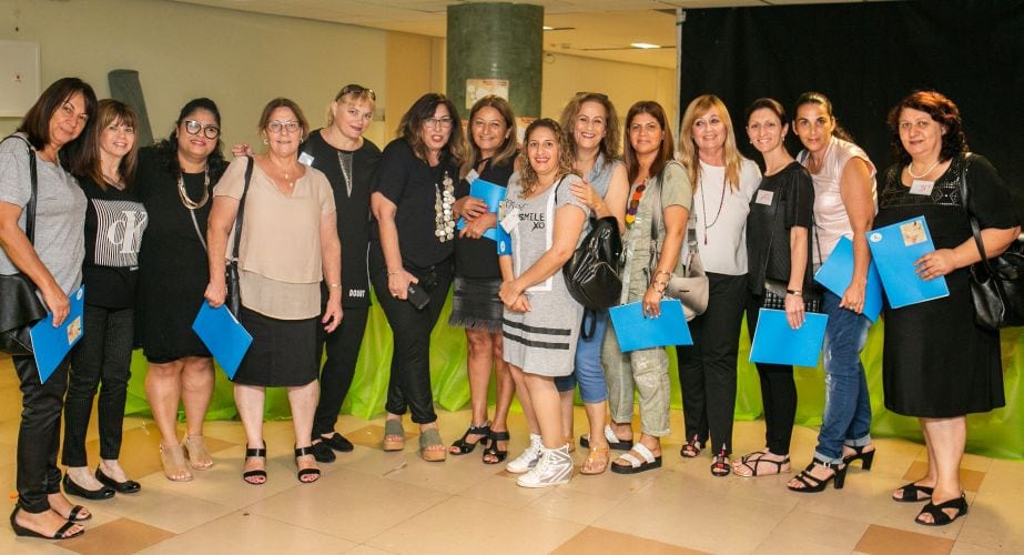 משתתפות בכנס סיום שנה ראשונה של תכנית המנהיגות עומדות עם נעמי
