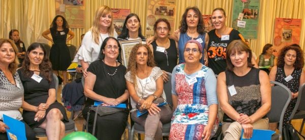 משתתפות בתמונה משותפת עם נעמי בכנס מנהיגות תכנית המכון לחינוך דמוקרטי