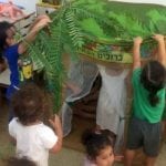 מעון הנשיאים באר שבע. ילדים מקימים דגם של סוכה במעון