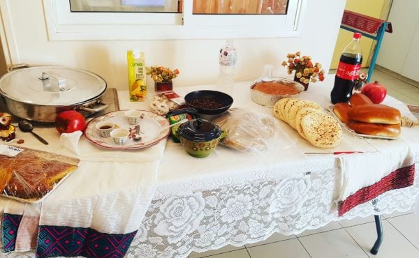 שולחן חגיגי עם מטעמים