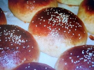 תמונת לחמניות שחומות בתנור