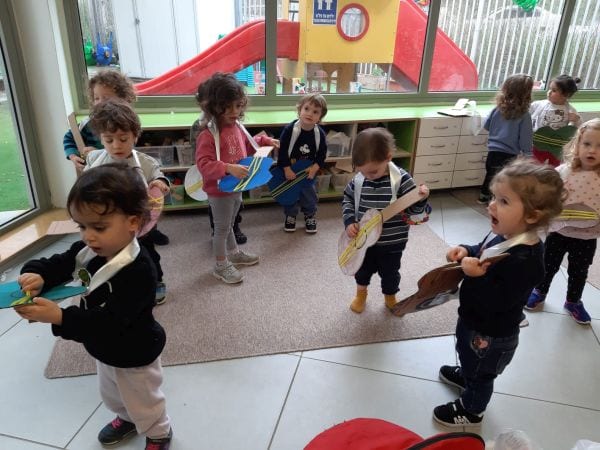 פעוטות בכיתה מנגנים בכלי נגינה שונים