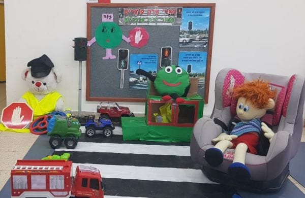 שלט של אור ירוק עם תמונות של שלטי םומעבר חציה לפני