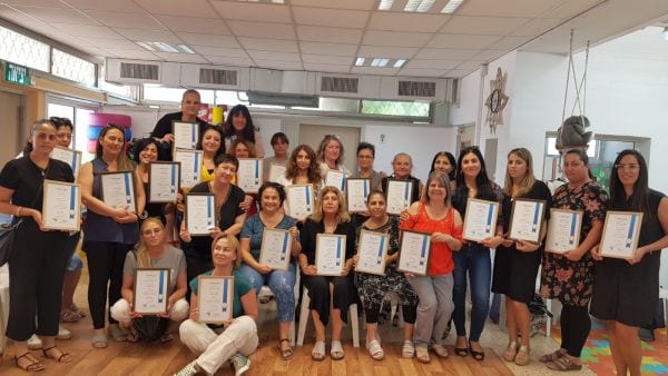אנשים עומדים ומחזיקים תעודות