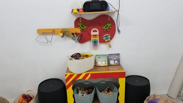 פינת מוזיקה עם גיטרה וכלי נגינה