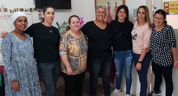 נשים עומדות מחובקות