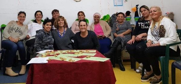 נשים יושבות ולפניהן שולחן