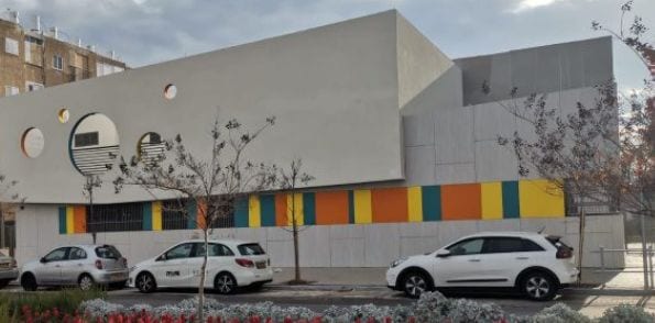 מבנה ססגוני ברחוב