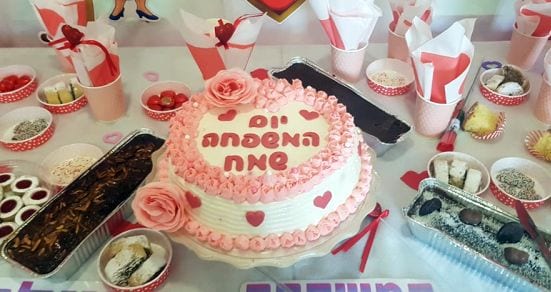 שולחן מקושט ועוגה יפיפיה עם כיתוב ליום המשפחה