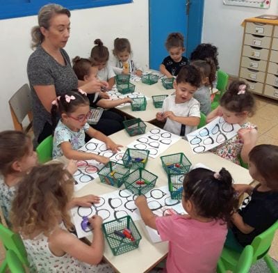 משקפיים עגולים בקצה החוטם במעון סביונים מעלות