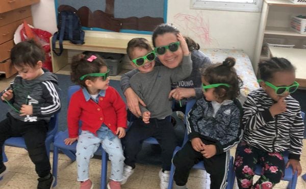 משקפיים עגולים – לי בקצה החוטם